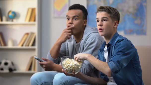 Amigos Multirraciales Ansiosos Comiendo Palomitas Maíz Viendo Programas Televisión Tiempo — Vídeo de stock