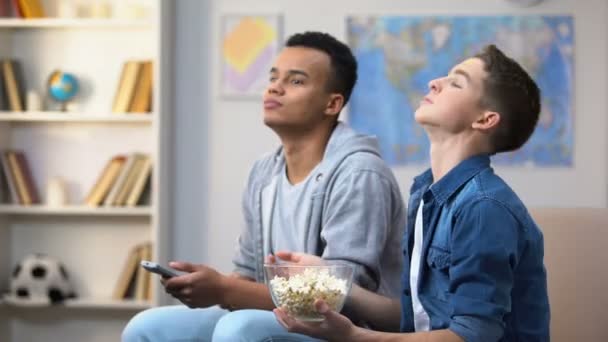 Nastolatków Oglądania Show Rzucanie Popcorn Ustach Zwlekanie — Wideo stockowe