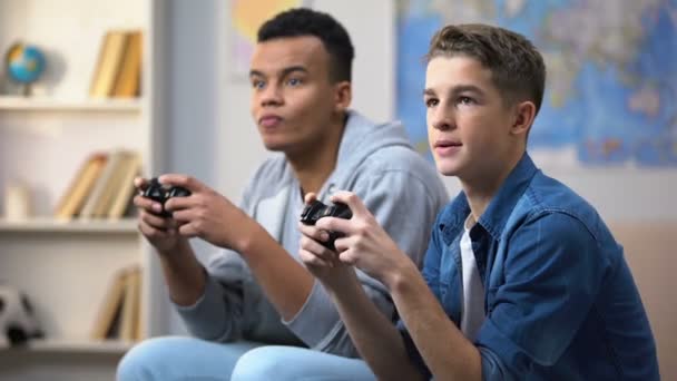 Afrikanisch Amerikanische Und Europäische Teenager Die Videospiele Spielen Spielsüchtig Sind — Stockvideo