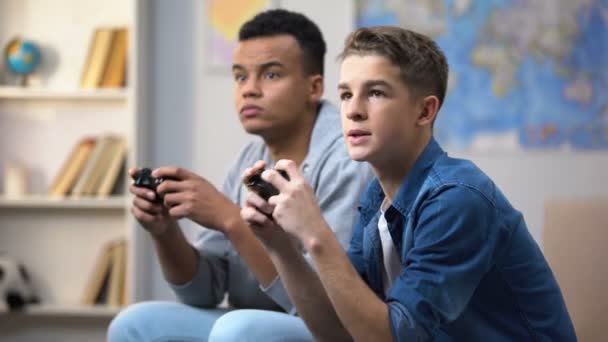 非洲裔美国人和欧洲男孩乐于赢得电子游戏休闲活动 — 图库视频影像