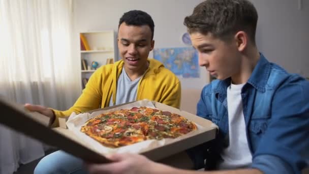 Zwei Multiethnische Freunde Öffnen Schachtel Mit Pizza Für Studentenparty Essenslieferung — Stockvideo