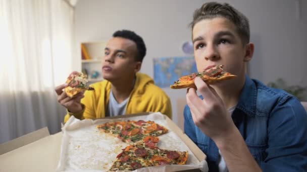 Dos Adolescentes Masculinos Multiétnicos Comiendo Pizza Viendo Programas Televisión Tiempo — Vídeos de Stock