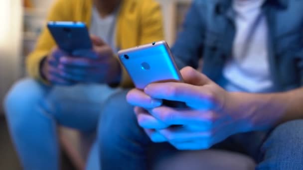 Männliche Freunde Die Auf Telefonen Spielen Ersetzen Live Kommunikation Durch — Stockvideo