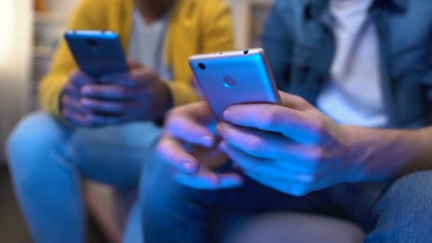 Männliche Teenager Freunde Gewinnen Multiplayer Spiel Auf Smartphones Gadget Sucht — Stockvideo