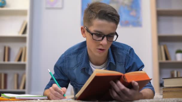 Diligente Estudiante Adolescente Gafas Preparándose Para Los Exámenes Universidad Fecha — Vídeos de Stock