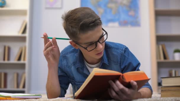 Έφηβος Κολάζ Φοιτητής Προετοιμάζεται Ανάθεσης Εκμάθηση Ξένων Γλωσσών Λεξιλόγιο — Αρχείο Βίντεο