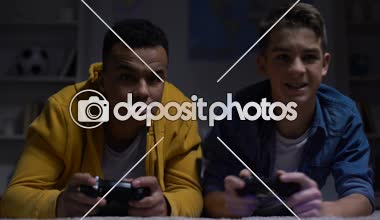 Bilgisayar oyunu kaybetme, her diğer, bağımlılığı suçlayarak gergin çok ırklı çocuklar