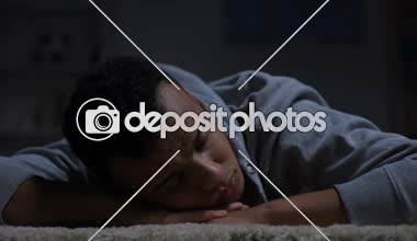 Irk ayrımcılığı acı yerde, mutsuz Afro-Amerikan genç