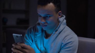 Siyah genç karanlıkta, internet, gadget bağımlılığı tehditlerinden net sörf