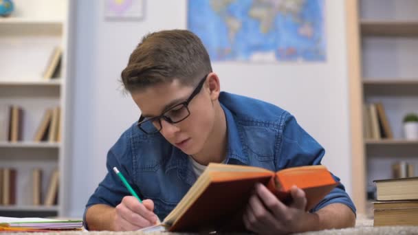 Нервовий Втомлений Студент Підліток Робить Домашнє Завдання Відчуває Себе Виснаженим — стокове відео