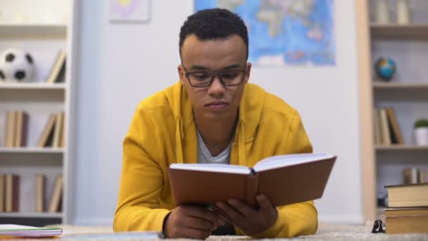 過労のアフリカ系アメリカ人学生がエネルギーのテスト感不足のための準備 — ストック動画