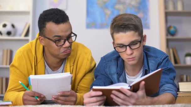 Estudantes Multirraciais Interessados Com Informações Escritas Livro Preparação Ensaio — Vídeo de Stock