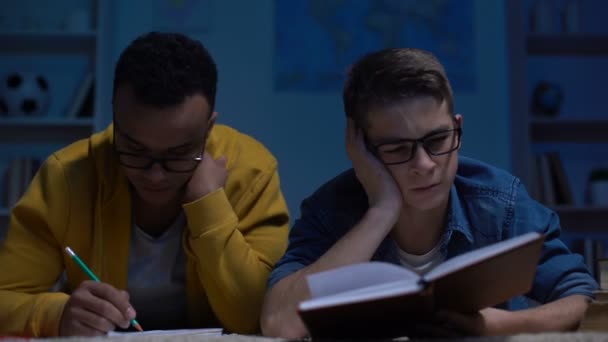 Estudantes Adolescentes Sobrecarregados Sentindo Falta Energia Preparando Para Exame Tarde — Vídeo de Stock