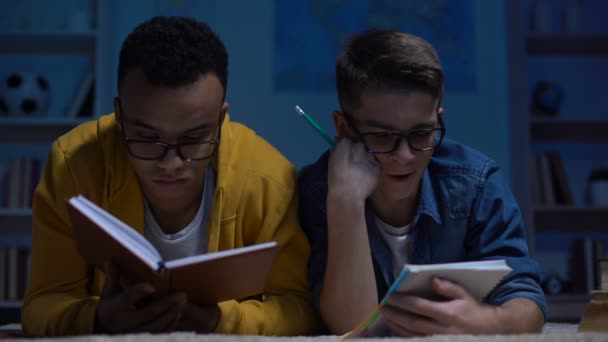 Estudiantes Adolescentes Sobrecargados Que Duermen Tarde Noche Antes Prueba Fecha — Vídeos de Stock