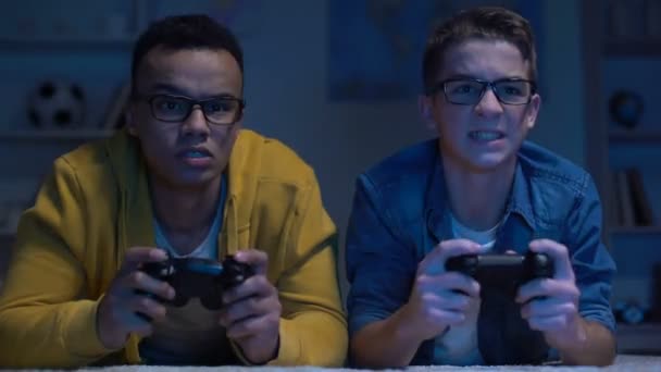 Ansiosos Amigos Multiétnicos Perdendo Videogame Acusando Uns Aos Outros Vício — Vídeo de Stock