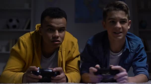 Nervöse Multirassische Jungs Verlieren Computerspiel Beschuldigen Sich Gegenseitig Sucht — Stockvideo