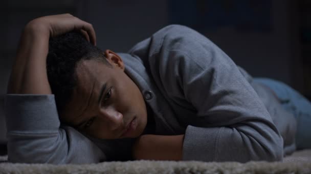沮丧的非洲裔美国少年在黑暗的房间里遭受孤独 — 图库视频影像