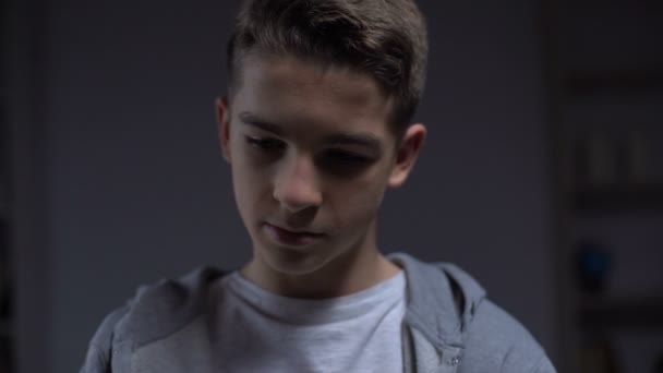 Adolescent Déprimé Incapable Entendre Les Parents Disputer Les Oreilles Fermées — Video