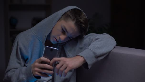 Adolescente Rolando Telefone Escuridão Ameaças Internet Vício Gadgets — Vídeo de Stock