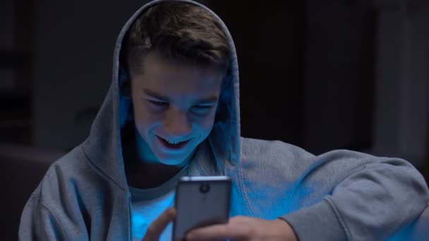 Gadget süchtigen Teenager scrollen Inhalte für Erwachsene auf dem Smartphone und verschwenden Zeit
