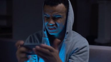Telefon, yetersiz tepki oyun kaybetme adadığına Afro-Amerikan adam