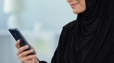 Smartphone ve gülümseyen, modern teknoloji video izlerken Türban Arap kadın