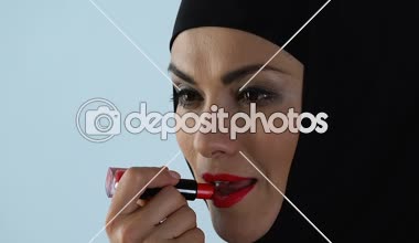 Ayna, makyaj önünde kırmızı ruj uygulama hijab kendine güvenen kadın