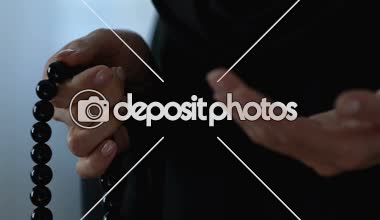 Müslüman Bayan el ile İslam boncuk dua, Allah'ın inanç dini meditasyon