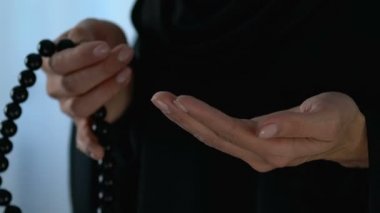Erkek dualar elinde tespih tarafından sayma hijab, inanç ve din, yakın çekim