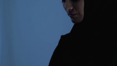 Açık avuç içi, nimet ve Allah inancı ile dua hijab güzel kadın