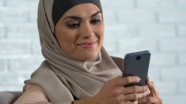 Çekici Arap kadın sosyal ağlar smartphone, modern teknoloji üzerinde kaydırma