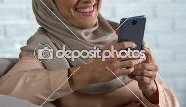 Sosyal ağlar, online app kaydırma cep telefonunuzun yazarak Müslüman hanımefendi