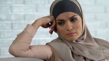 Tek başına evde, stres oturma ailevi sorunları hakkında hijab düşüncesinde üzgün erkek