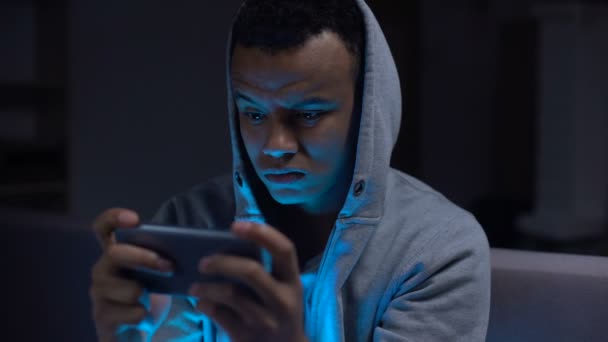 Несчастный Афроамериканец Подросток Прокрастинатор Проигрывает Видеоигру Смартфоне — стоковое видео