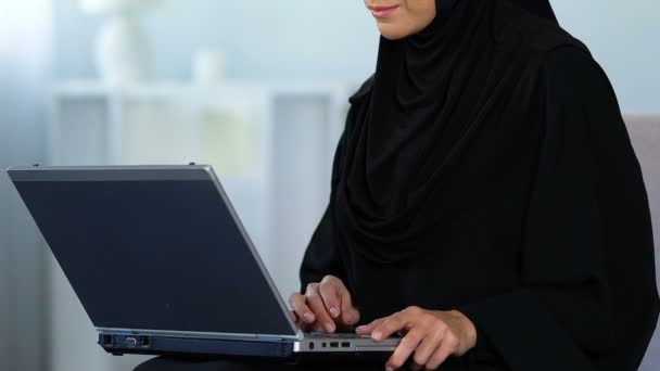 Mujer Musulmana Escribiendo Ordenador Portátil Trabajando Casa Freelance Educación — Vídeos de Stock