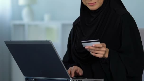 Sonriente Musulmana Mujer Insertando Número Tarjeta Crédito Ordenador Portátil Compras — Vídeo de stock