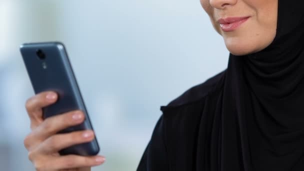 Mujer Árabe Sonriente Leyendo Mensaje Teléfono Móvil Chat Línea Tecnología — Vídeos de Stock