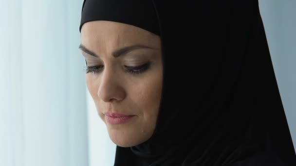 Desperat Muslimska Damen Huvudduk Stående Nära Fönster Kris Och Depression — Stockvideo