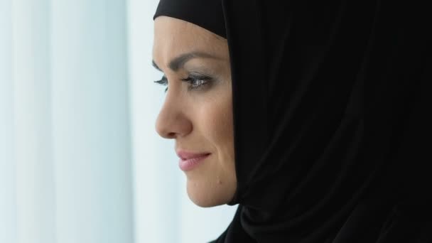 Allegro Bella Araba Femminile Hijab Sorridente Benessere Femminile Felicità — Video Stock