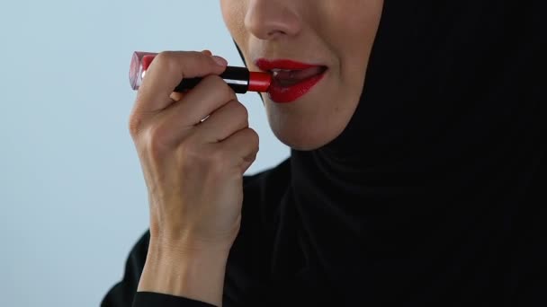 Mujer Árabe Hijab Haciendo Maquillaje Brillante Aplicando Lápiz Labial Rojo — Vídeos de Stock