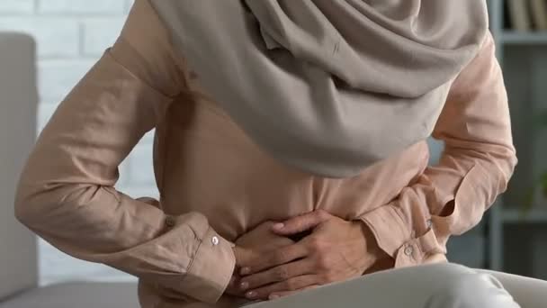 Hübsche Dame Hijab Die Starke Bauchschmerzen Prämenstruelles Syndrom Gesundheit — Stockvideo