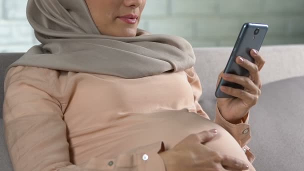 Arabové Těhotná Žena Posouvání Zprávy Smartphone Pocit Únavy Aplikace — Stock video