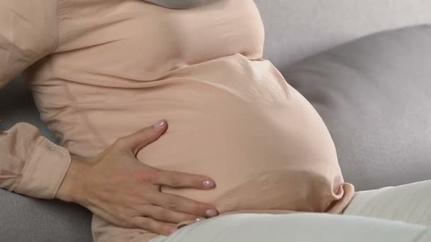 Напряженная Беременная Женщина Чувствует Острую Боль Животе Схватки Пренатальный Уход — стоковое видео