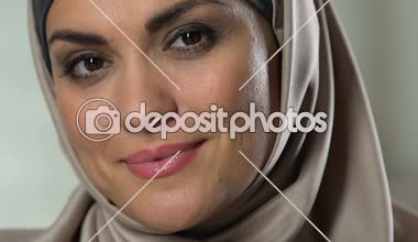 Çekici Arap kadın başörtüsü gülümseyen fotoğraf makinesi, kusursuz makyaj, sağlık