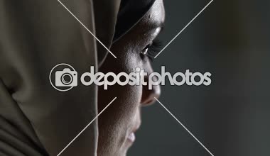 Umutsuz Arap kadın duygu hüzün ve yalnızlık, sorunlar hakkında düşünme