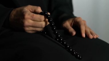 Elinde tespih tarafından dualar sayma sadık Müslüman kadının dini meditasyon