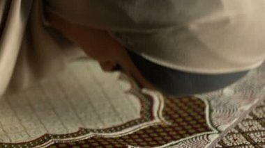 Halı, manevi ritual Camii inanç dua hijab secde içinde Arap kadın