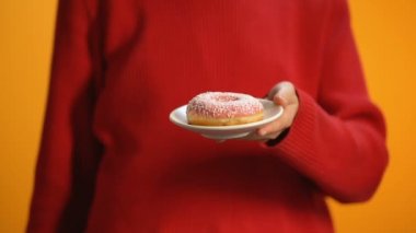 Genç kadın kafe, oturan yemekten sonra içme soda suyu lokanta overeating