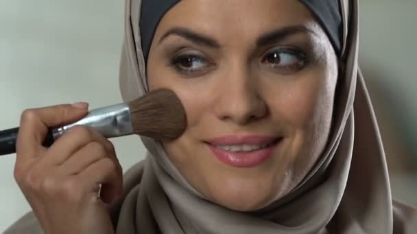 Snygg Muslimsk Kvinna Tillämpa Puder Göra Make Lyx Cosmetics — Stockvideo