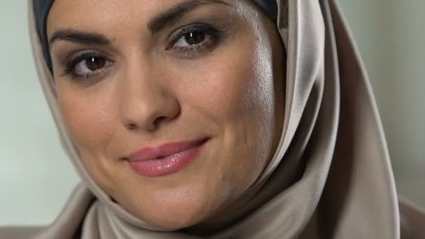 Atractiva Mujer Árabe Pañuelo Para Cabeza Sonriendo Cámara Maquillaje Perfecto — Vídeo de stock
